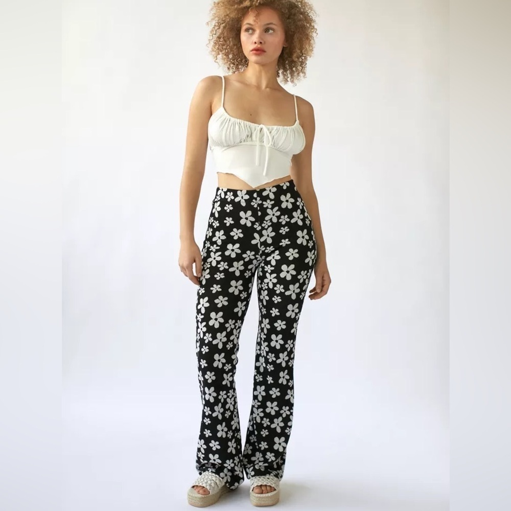 Urban Outfitters Bryn Pull-On Flare Pant Floral Black‎ and White size S/P